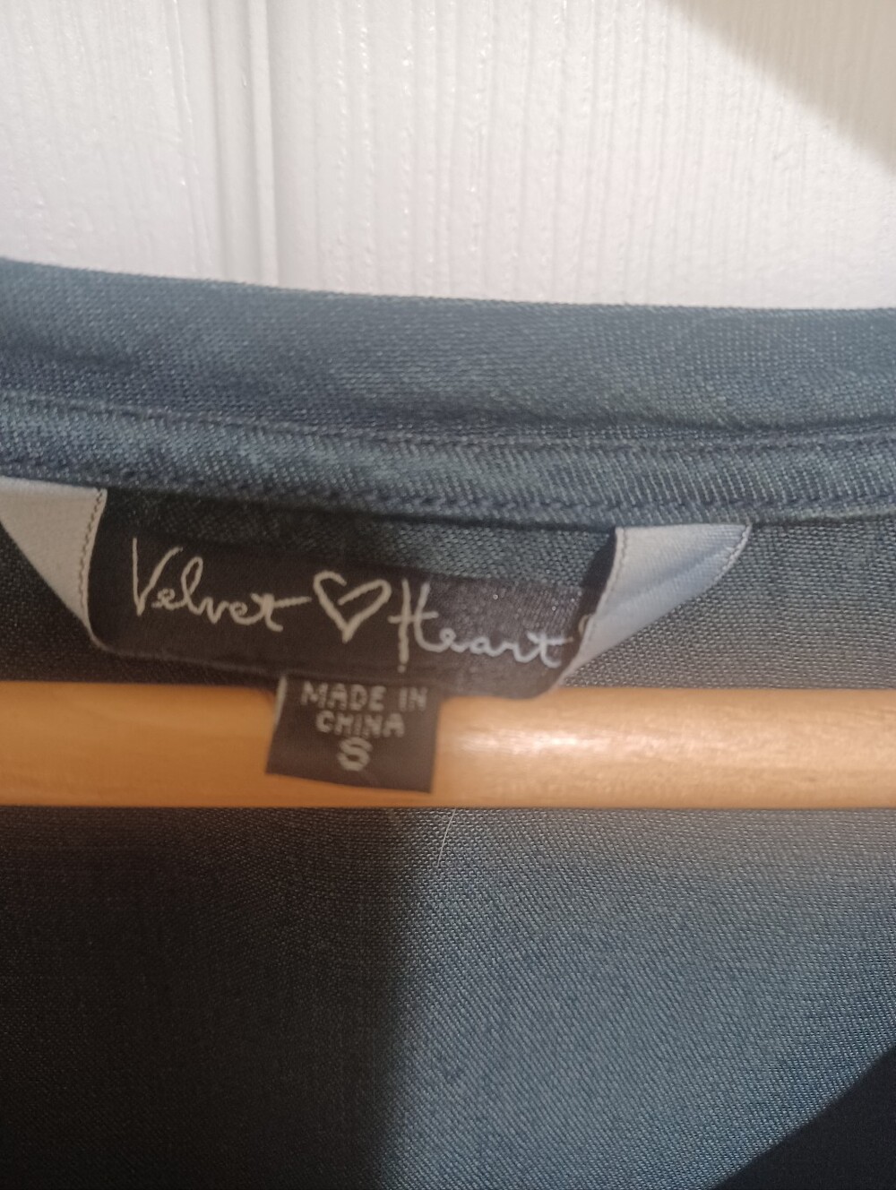 V-Neck Short Sleeve Shift Dress in Navy Blue - Picture 3 of 8